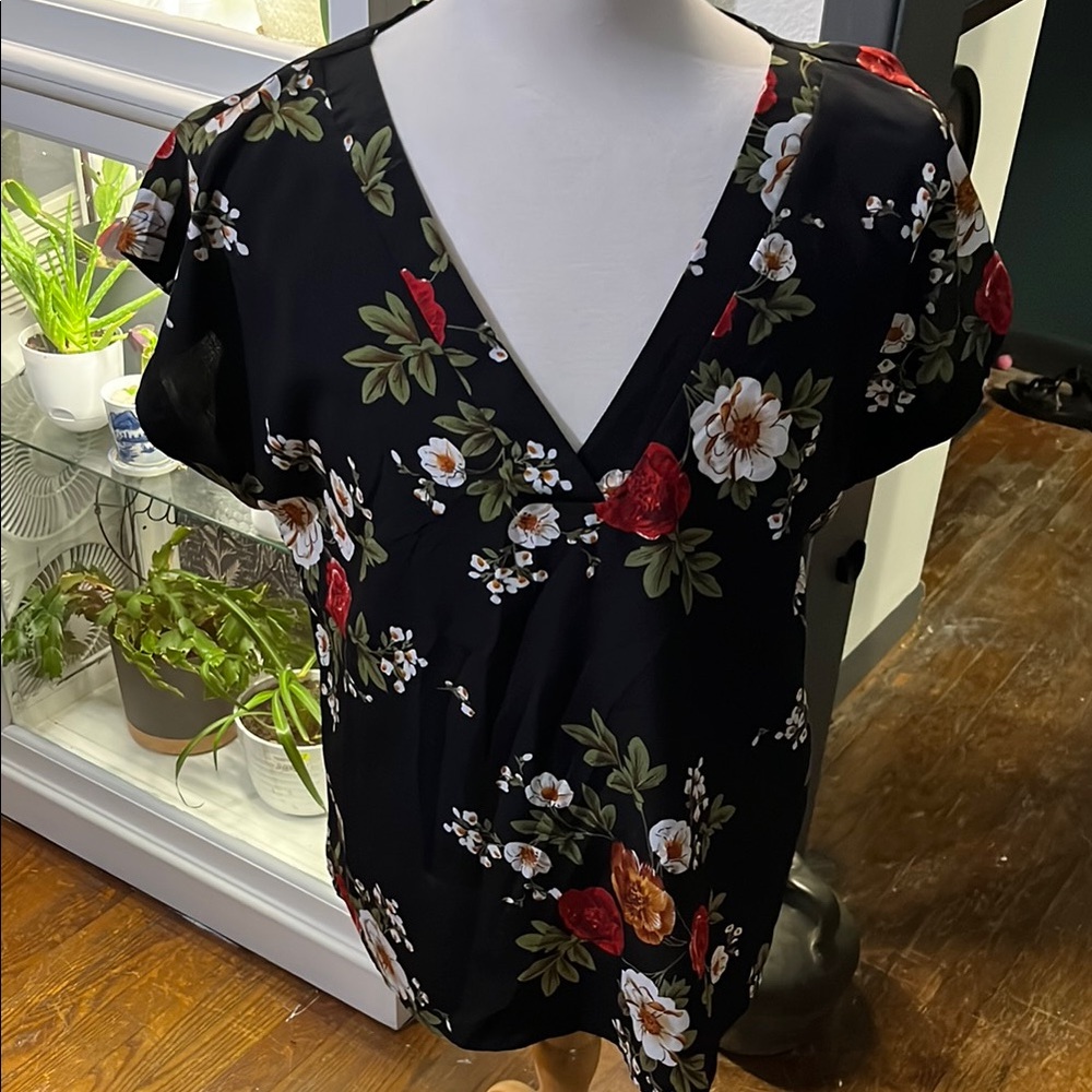 SHEIN Black and Red Flutter Sleeve Blouse